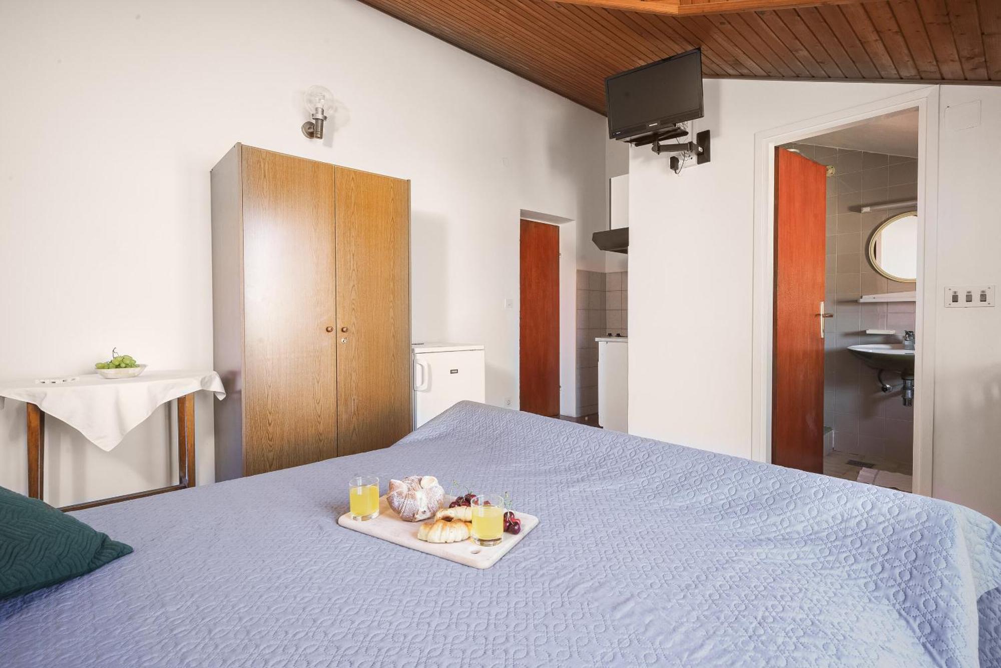 Apartment And Rooms Mrkovic Vodice Eksteriør bilde